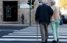 ep archivo   ancianos envejecimiento salud sanidad edad paseo mayores