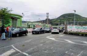 ep archivo   caravana de coches ante refineria de petronor