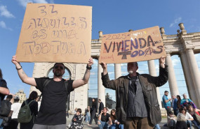 ep archivo   decenas de personas durante una manifestacion por la vivienda en barcelona