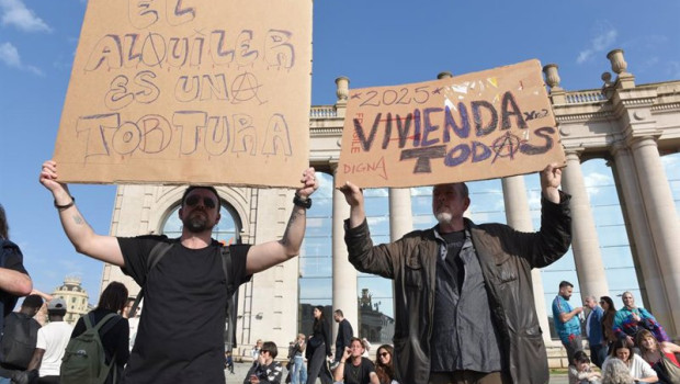 ep archivo   decenas de personas durante una manifestacion por la vivienda en barcelona