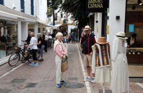 ep archivo   dos turistas realizan compras en el centro de marbella