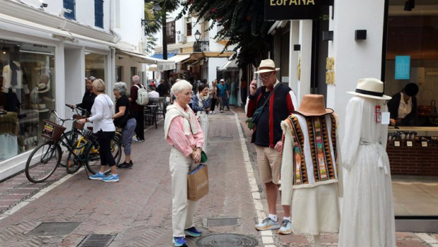 ep archivo   dos turistas realizan compras en el centro de marbella