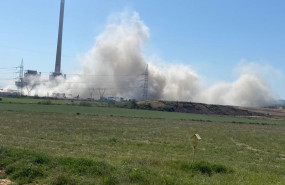 ep archivo   endesa vuela de una sola vez las tres torres de refrigeracion de la central termica de