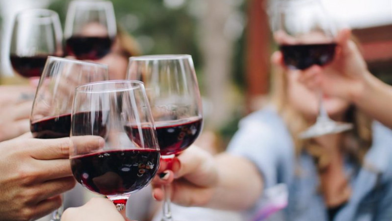 Archivo - Gente brindando con copas de vino | DIPUTACIÓN DE HUELVA - Archivo ep archivo gente brindando con copas de vino