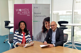 ep archivo   la presidenta de women4cyber spain eduvigis ortiz y el consejero delegado de sia