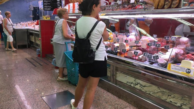 ep archivo   mujeres en un supermercado haciendo la compra