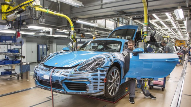 ep archivo   produccion de porsche en zuffenhausen alemania