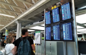 ep archivo   turistas comprueban la informacion de las pantallas de embarque en el aeropuerto de