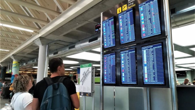 ep archivo   turistas comprueban la informacion de las pantallas de embarque en el aeropuerto de