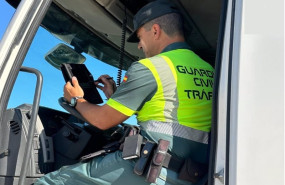 ep archivo   un guardia civil analiza la tarjeta de un tacografo