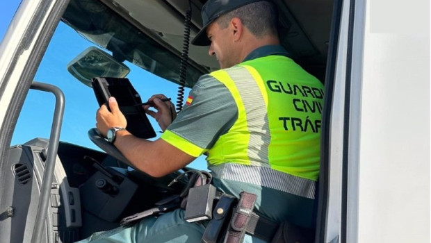 ep archivo   un guardia civil analiza la tarjeta de un tacografo