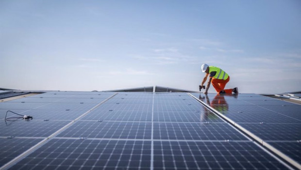 ep archivo   un operario instala placas solares