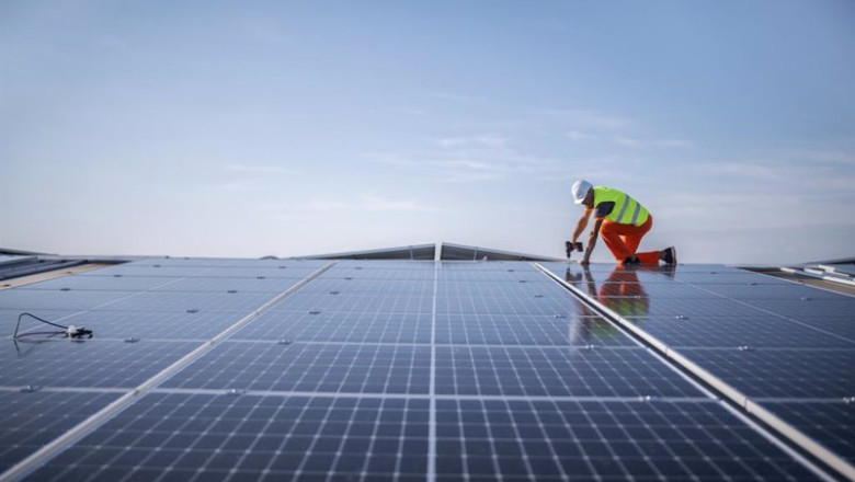 ep archivo   un operario instala placas solares