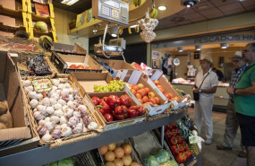 ep archivo   un puesto de frutas y verduras de un mercado