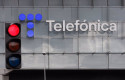 ep archivo   un semaforo en rojo frente a la fachada de la sede de telefonica en madrid espana