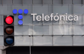 ep archivo   un semaforo en rojo frente a la fachada de la sede de telefonica en madrid espana