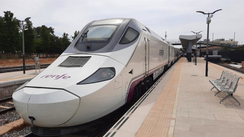 ep archivo   un tren de renfe imagen de archivo
