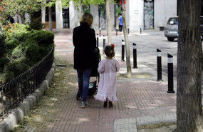 ep archivo una mujer camina con su hija vestida de chulapa por el centro de la capital ep archivo una mujer camina con su hija vestida de chulapa por el centro de la capital