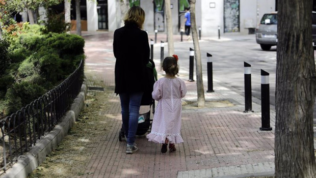 ep archivo   una mujer camina con su hija vestida de chulapa por el centro de la capital