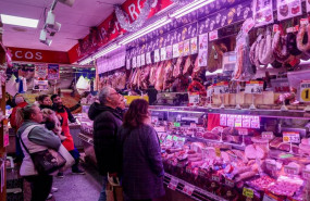 ep archivo varias personas esperan su turno en la charcuteria ep archivo varias personas esperan su turno en la charcuteria