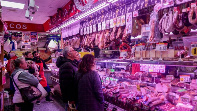 ep archivo   varias personas esperan su turno en la charcuteria