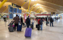 ep archivo   viajeros con maletas en la terminal t 4 en el aeropuerto adolfo suarez madrid barajas a