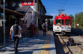 ep archivo   viajeros junto al tren en el anden de la estacion de cotos a 3 de septiembre de 2022