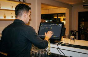 ep camarero haciendo reserva en un restaurante