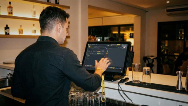 ep camarero haciendo reserva en un restaurante