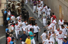 ep cientospersonas corren delantelos torosla palmosillaseptimo encierrolas fiestassan fermin celebradopamplona navarra