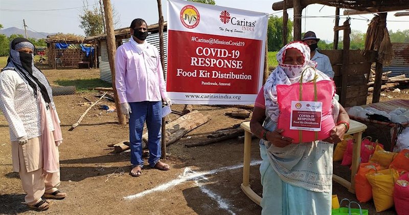 India registra el primer descenso de contagios y muertes por Covid en semanas
