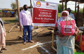 ep dos mujeres y un hombre en la india durante la pandemia del covid reciben ayuda de caritas ep dos mujeres y un hombre en la india durante la pandemia del covid reciben ayuda de caritas