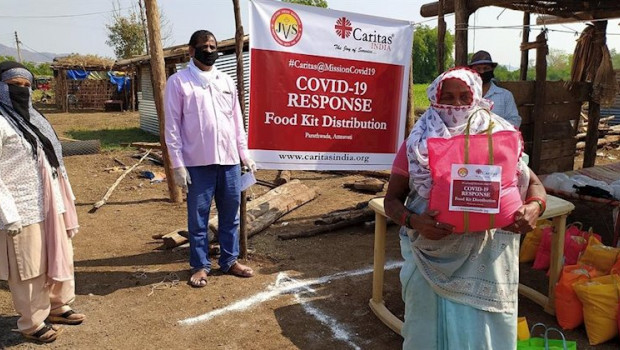 ep dos mujeres y un hombre en la india durante la pandemia del covid reciben ayuda de caritas