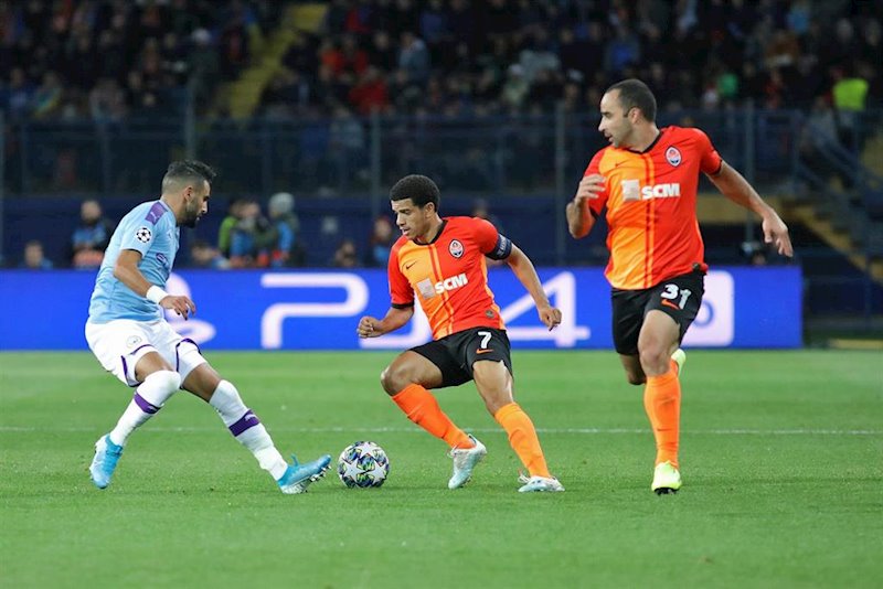 ep el brasileno taison del shakhtar donetsk conduce el balon