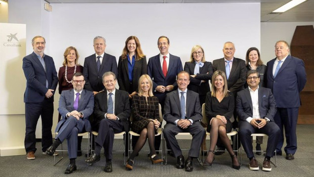 ep el consejero delegado de caixabank gonzalo gortazar junto al comite consultivo de accionistas de