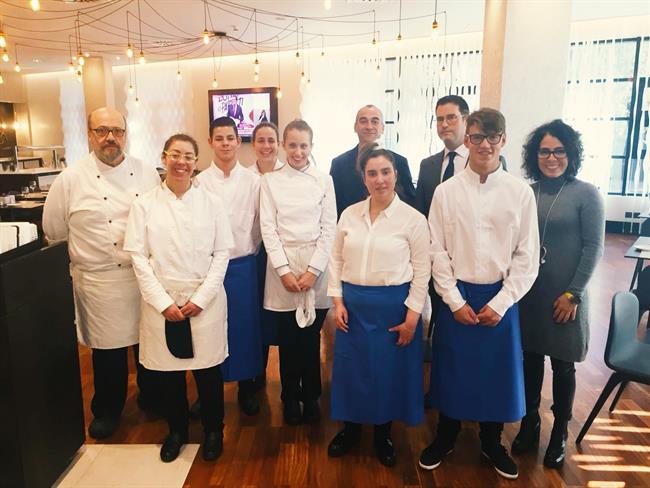 Estudiantes con discapacidad intelectual se forman en las cocinas del hotel ILUN | ILUNION ep estudiantesdiscapacidad intelectualformanlas cocinashotel ilun