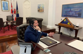 ep fabian picardo en su despacho hablando por telefono