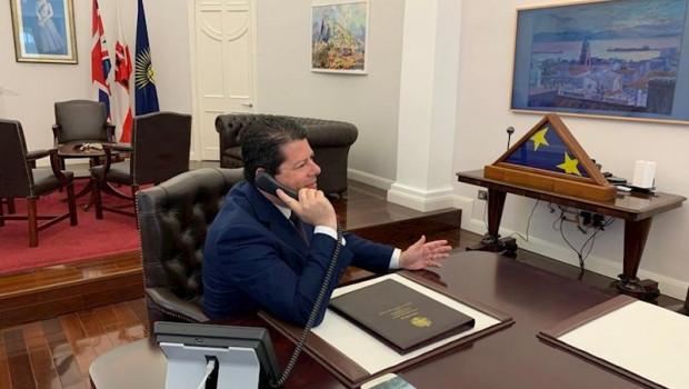 ep fabian picardo en su despacho hablando por telefono