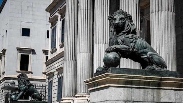 ep fachada del congreso de los diputados de madrid con sus emblematicos leones