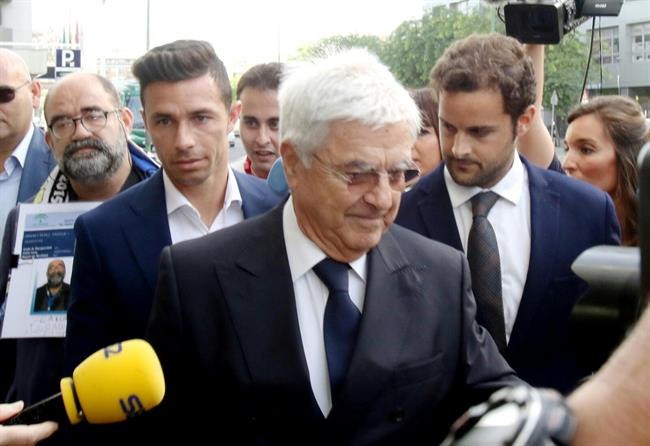El futbolista Rubén Castro a su llegada a los juzgados junto a su abogado | EUROPA PRESS - Archivo ep futbolista ruben castrosu llegadalos juzgadosaabogado 20180628151702