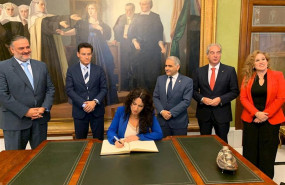 ep la consejera de igualdad rocio ruiz firma este lunes en el libro de honor del ayuntamiento de