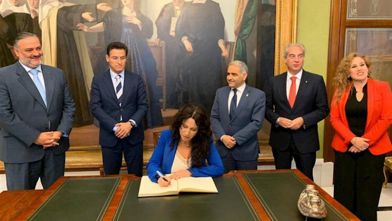 ep la consejera de igualdad rocio ruiz firma este lunes en el libro de honor del ayuntamiento de