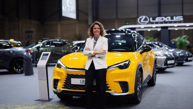 ep la directora de lexus espana mar pieltain en el stand de lexus de madrid car experience el salon