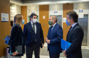 ep la portavoz del pp en el congreso cuca gamarra izquierda departe con el presidente de ata lorenzo