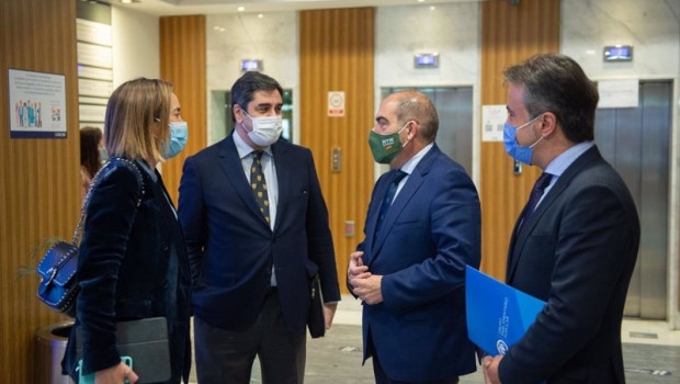 ep la portavoz del pp en el congreso cuca gamarra izquierda departe con el presidente de ata lorenzo