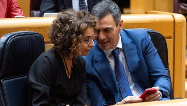 ep la vicepresidenta primera y ministra de hacienda maria jesus montero y el presidente del gobierno