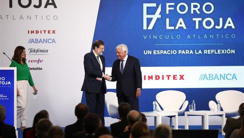 ep los expresidentes de gobierno mariano rajoy i y felipe gonzalez d se dan la mano antes de la