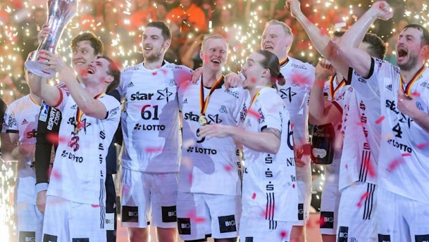 ep los jugadores del kiel celebran la copa 2019