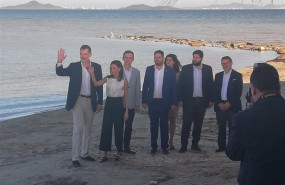 ep los reyes de espana en la playa de los alcazares que se encuentra junto al balneario de la
