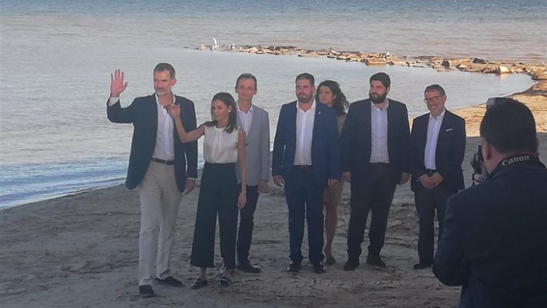 Los Reyes de España en la playa de Los Alcázares que se encuentra junto al Balneario de La Encarnación. | EUROPA PRESS ep los reyes de espana en la playa de los alcazares que se encuentra junto al balneario de la